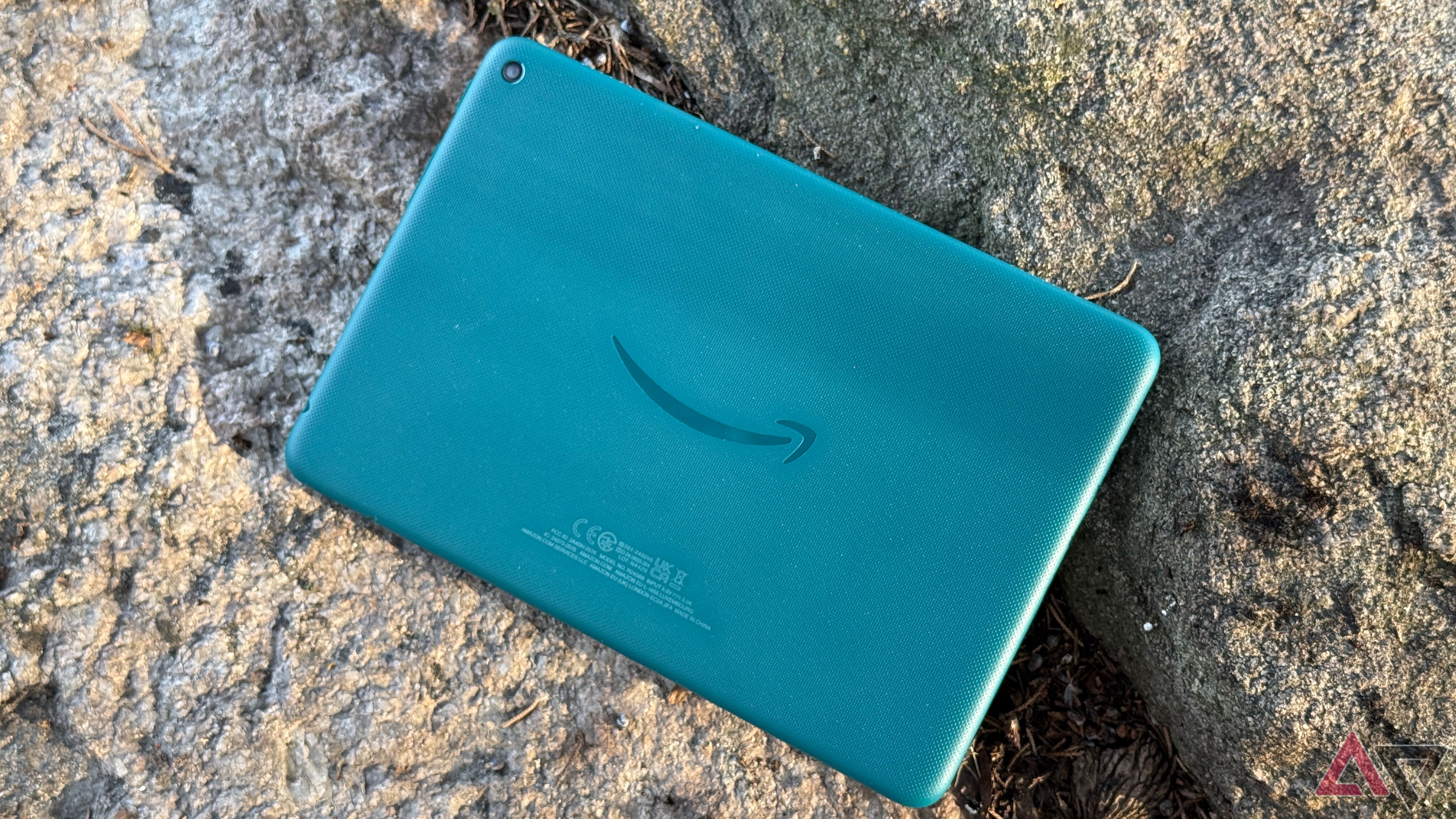 Пластикова спина Amazon Fire HD 8, що відображається на черговому скелі
