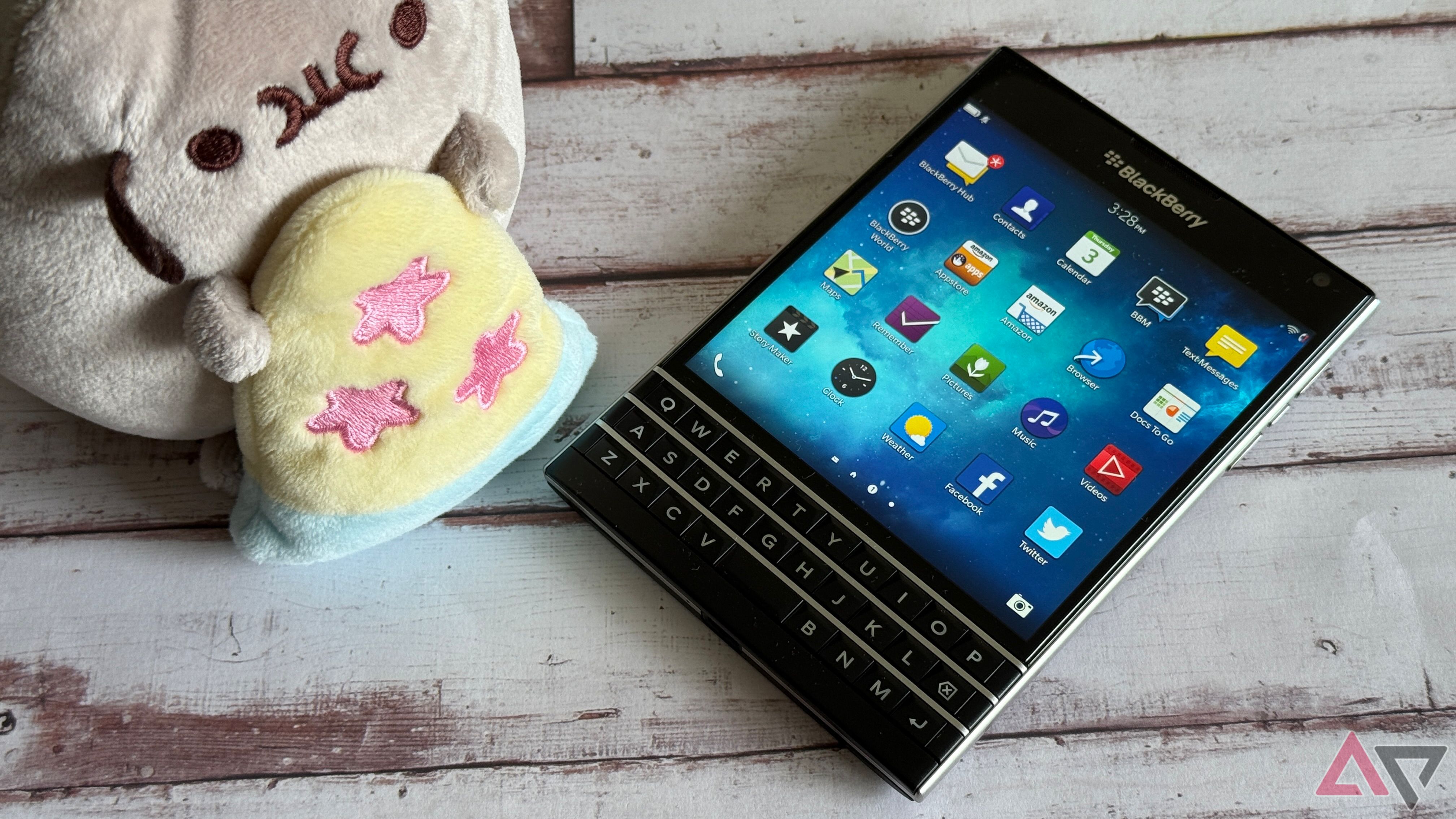 Паспорт BlackBerry, що сидить поруч із Пушином