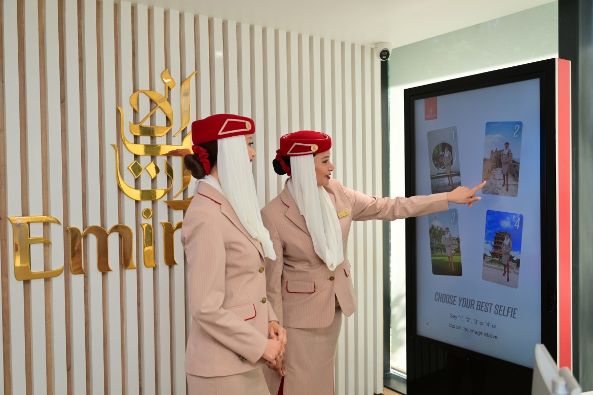 Дзеркало селфі в магазині подорожей Emirates