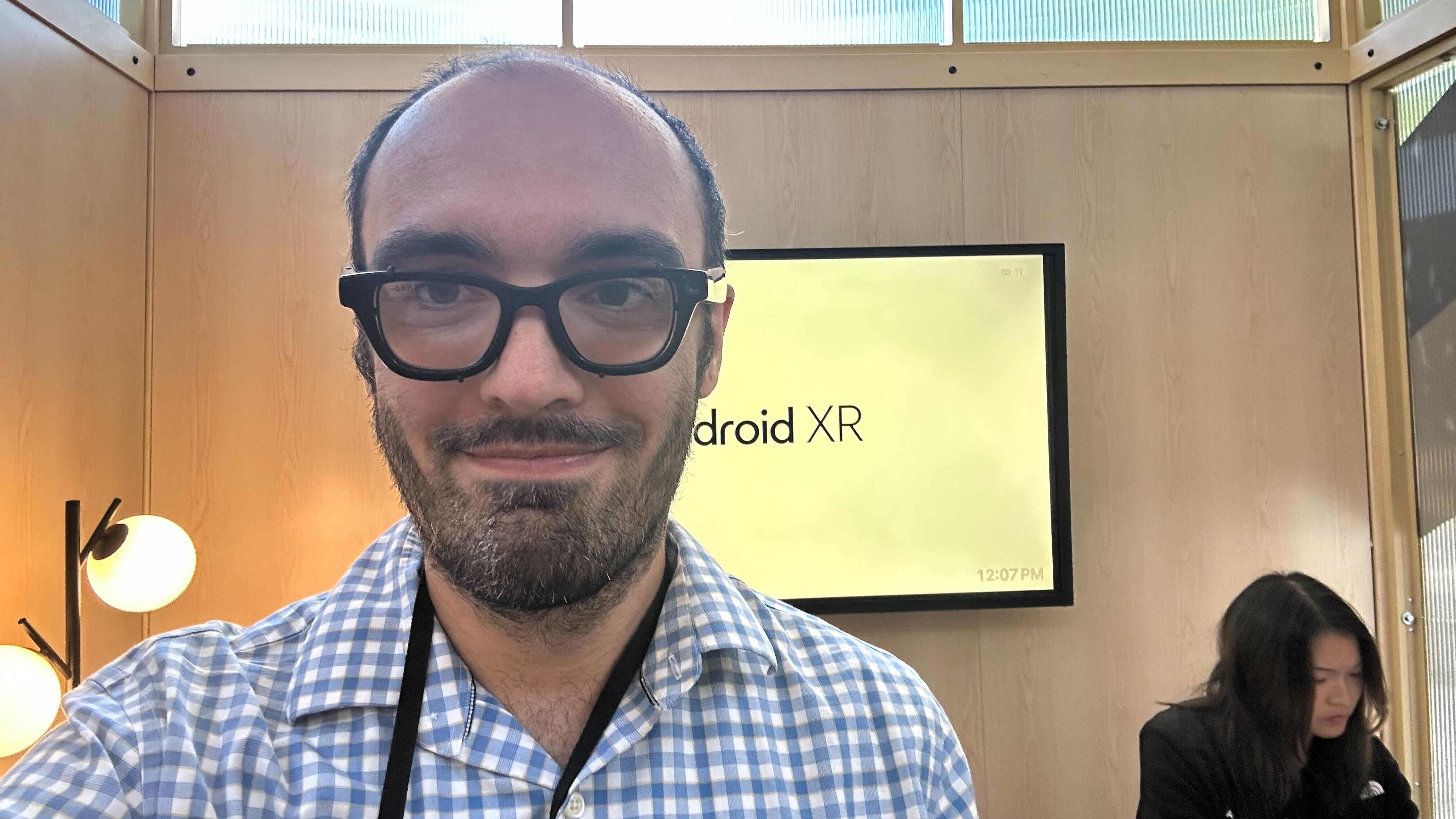 Майкл Хікс, що носить окуляри прототипу Android XR