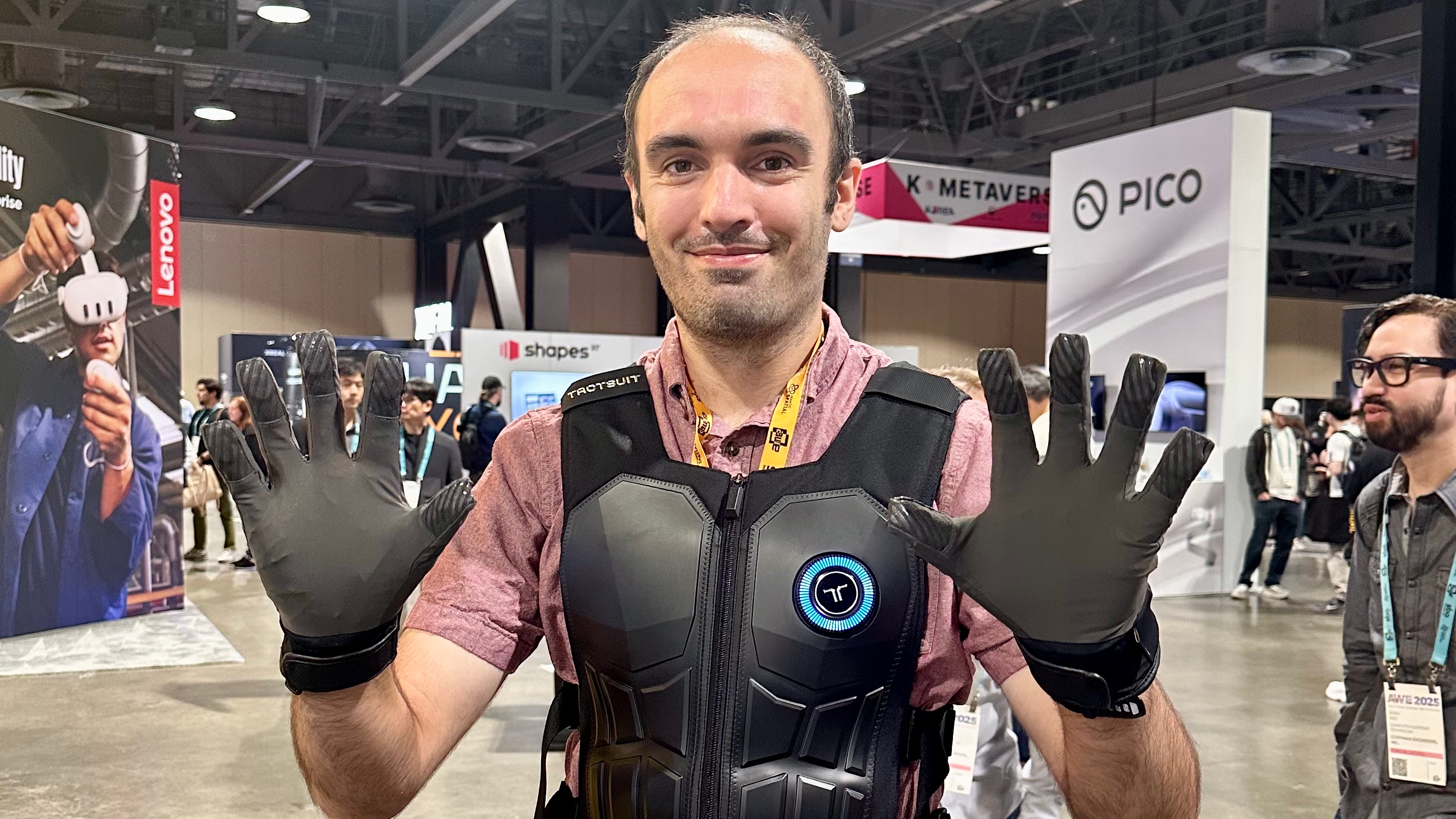 Автор, що носить жилет з бхаптиками та хаптичні рукавички для VR Gaming.