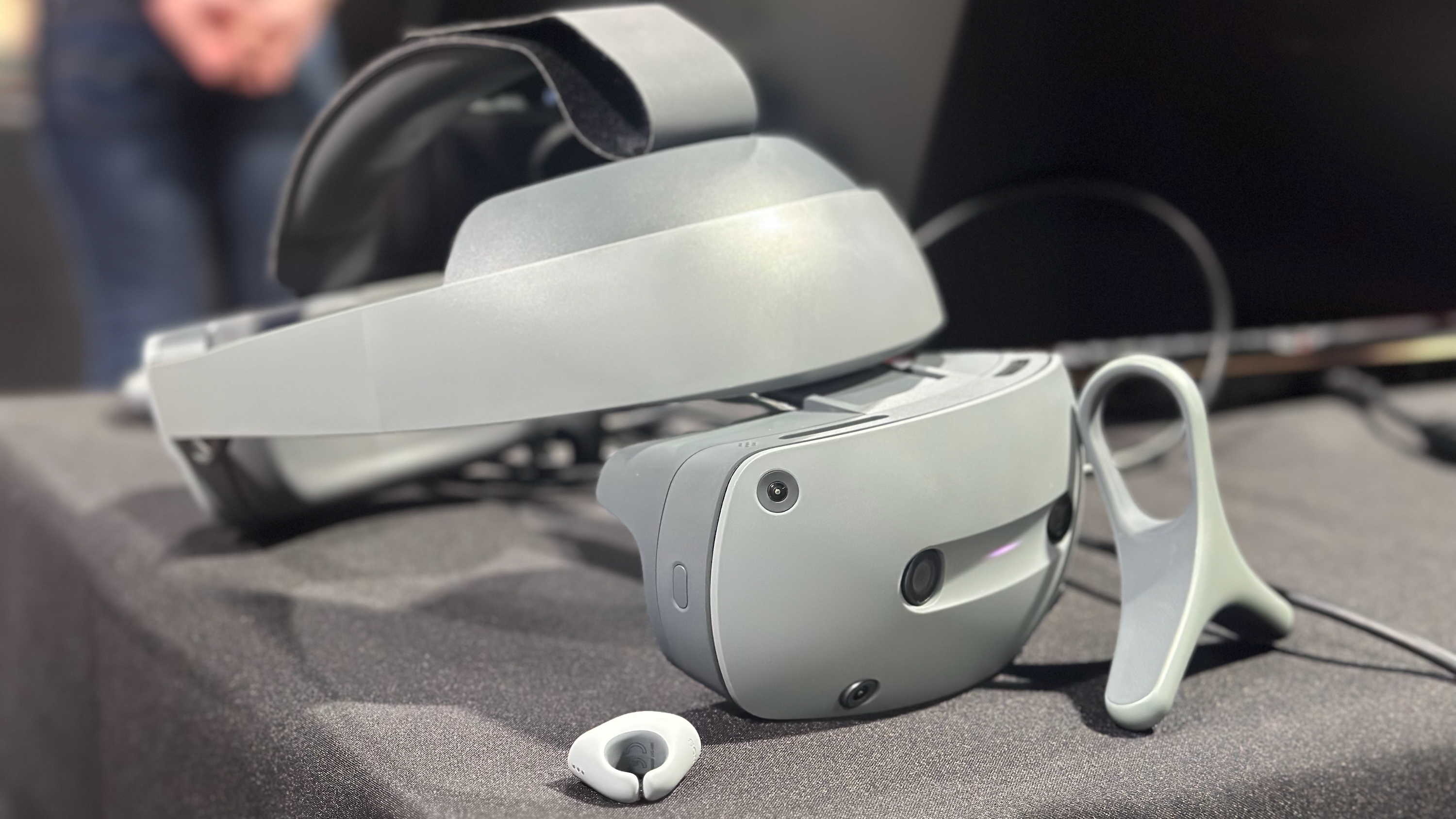 Гарнітура Sony Xyn з контролерами пальців та кільця сидить на сірому столі.