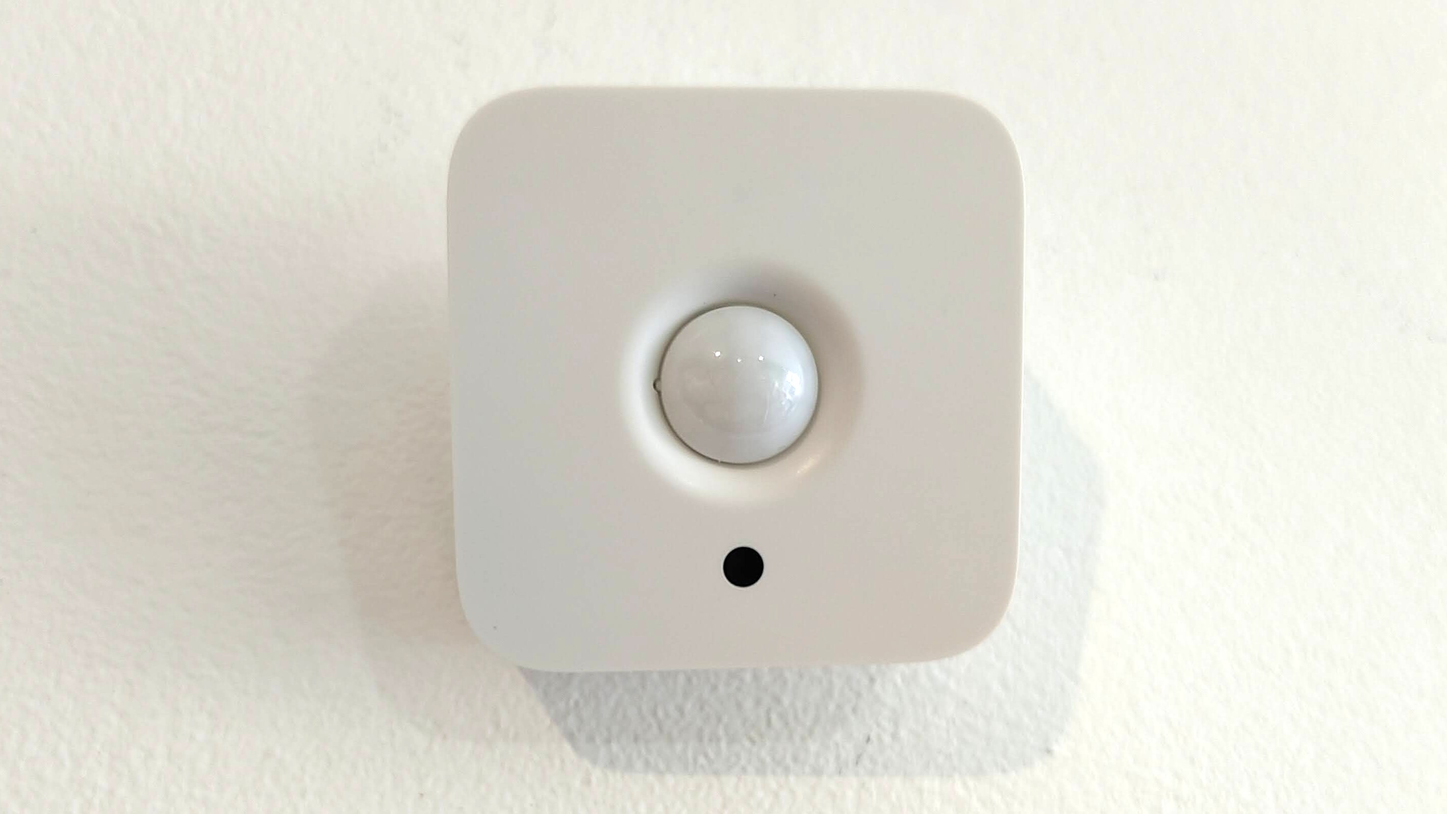Датчик руху Philips Hue встановлений на стіні