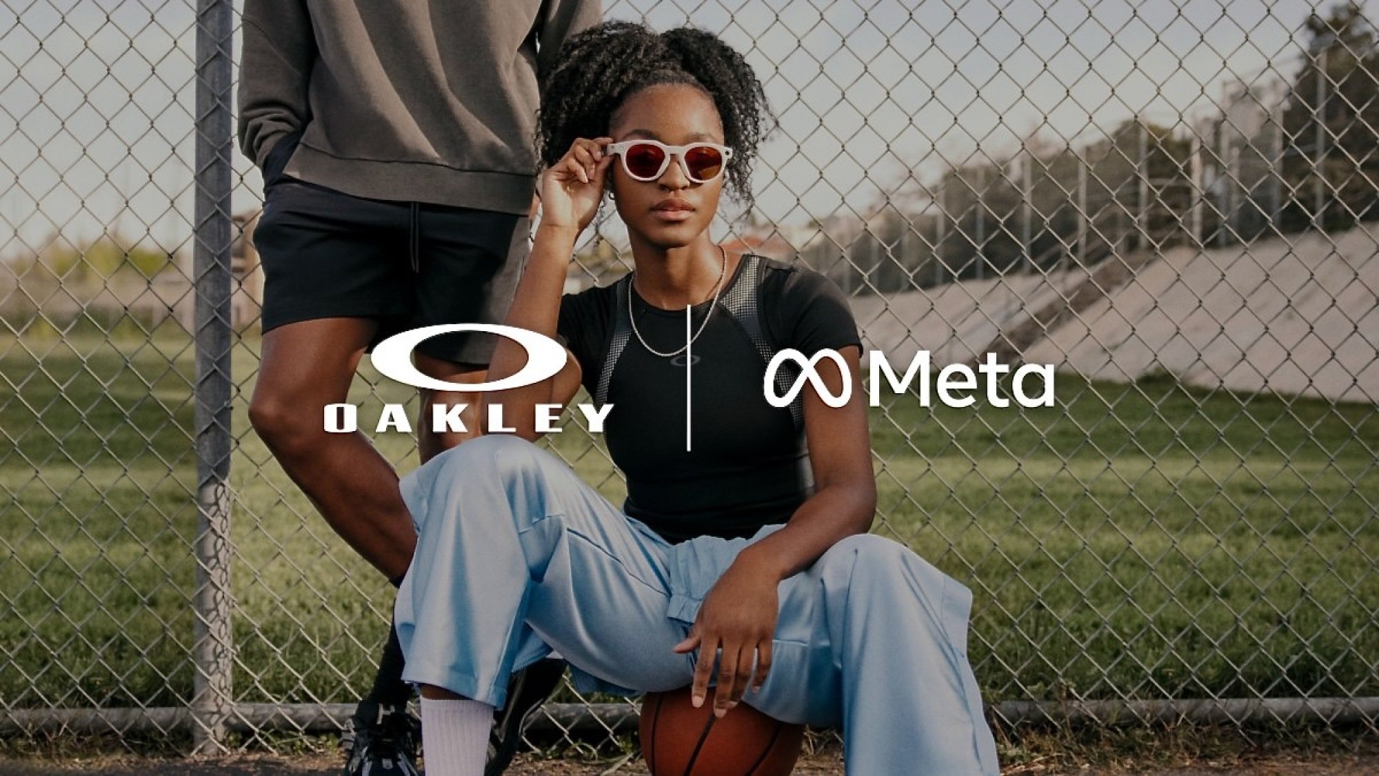 Молода жінка, що носить окуляри Meta Oakley Hstn