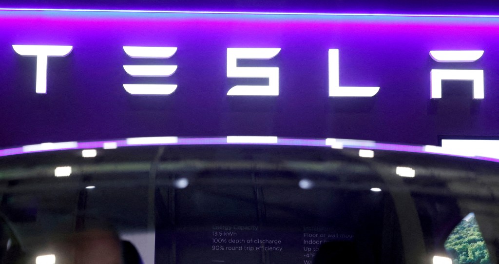 Логотип Tesla на Електричній виставці Everything.