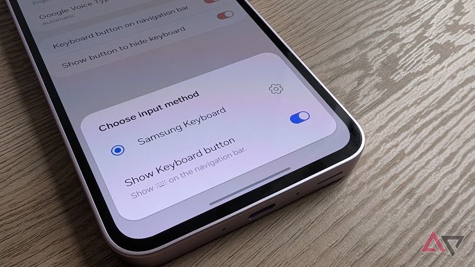 Нижня половина телефону Android, що показує вікно з кнопками та перемикачами