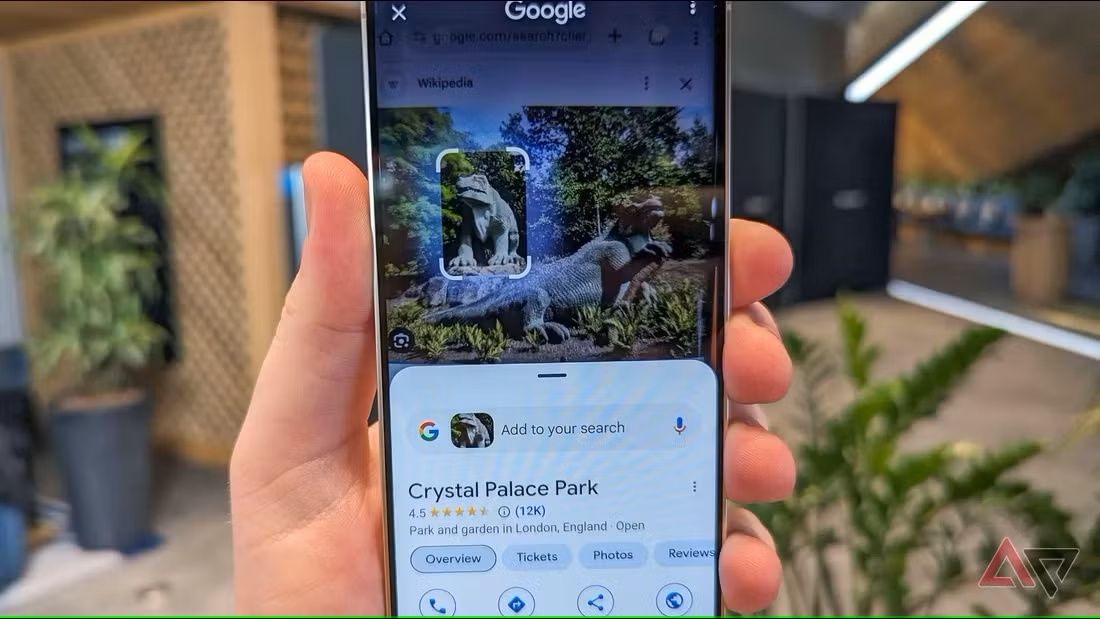 Samsung Galaxy S24 запускає коло для пошуку.