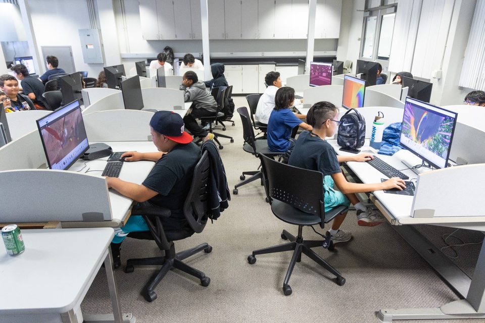 Програма Verizon STEM Cal State LA продовжує надихати недооцінених учнів середньої школи