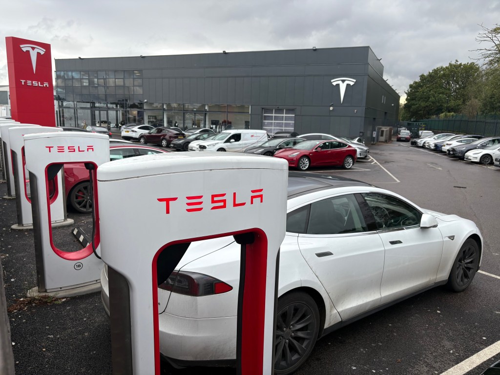 Станція Tesla Supercharger у дилері Tesla в Лондоні.