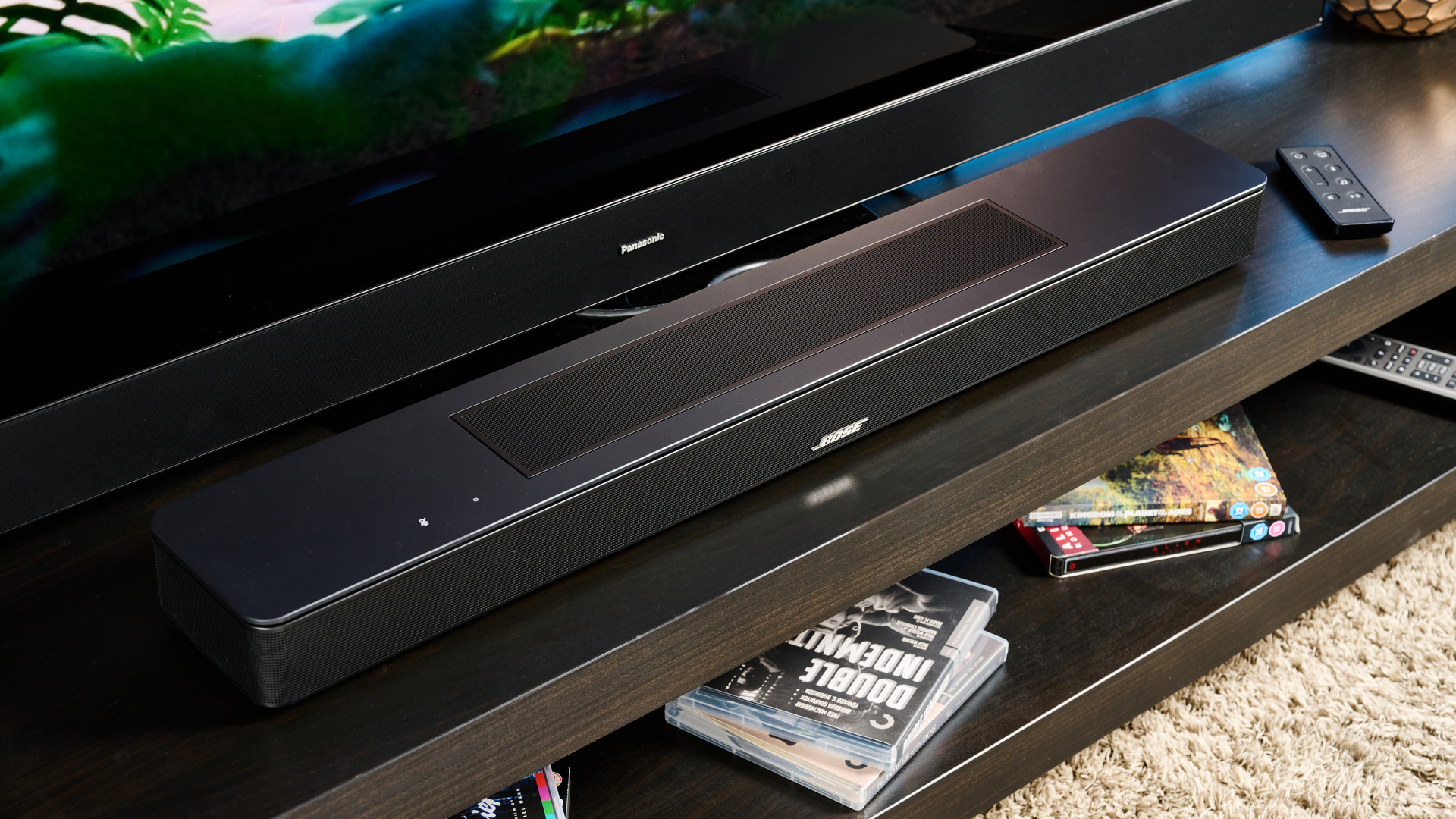 Чорний Bose Smart Soundbar 2024 з віддаленим, 2 дотиком керування зверху та сітчастим покриттям зверху
