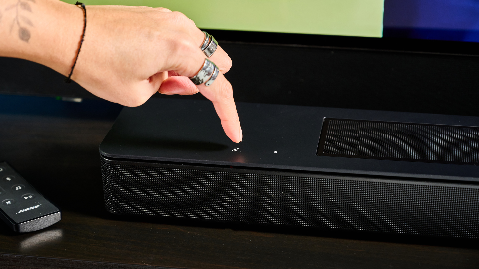 Чорний Bose Smart Soundbar 2024 з віддаленим, 2 дотиком керування зверху та сітчастим покриттям зверху
