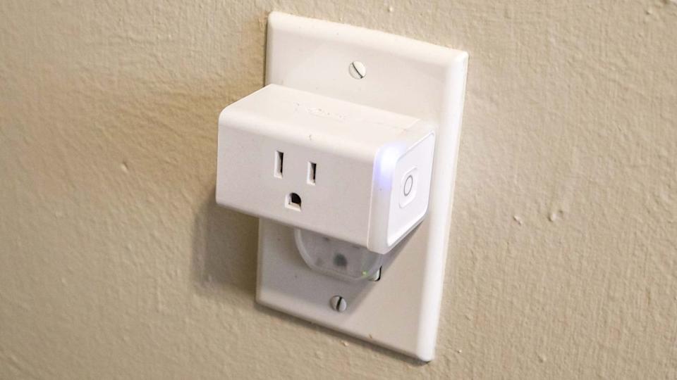   TP-Link Kasa Smart Plug підключений до розетки стіни. 