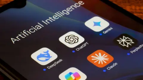 Програми Getty Images AI на екрані телефону, включаючи DeepSeek, Chatgpt та Claude.