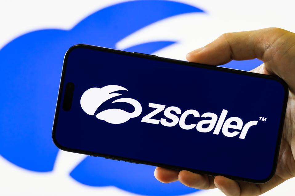 Логотип ZScaler, що відображається на екрані смартфона