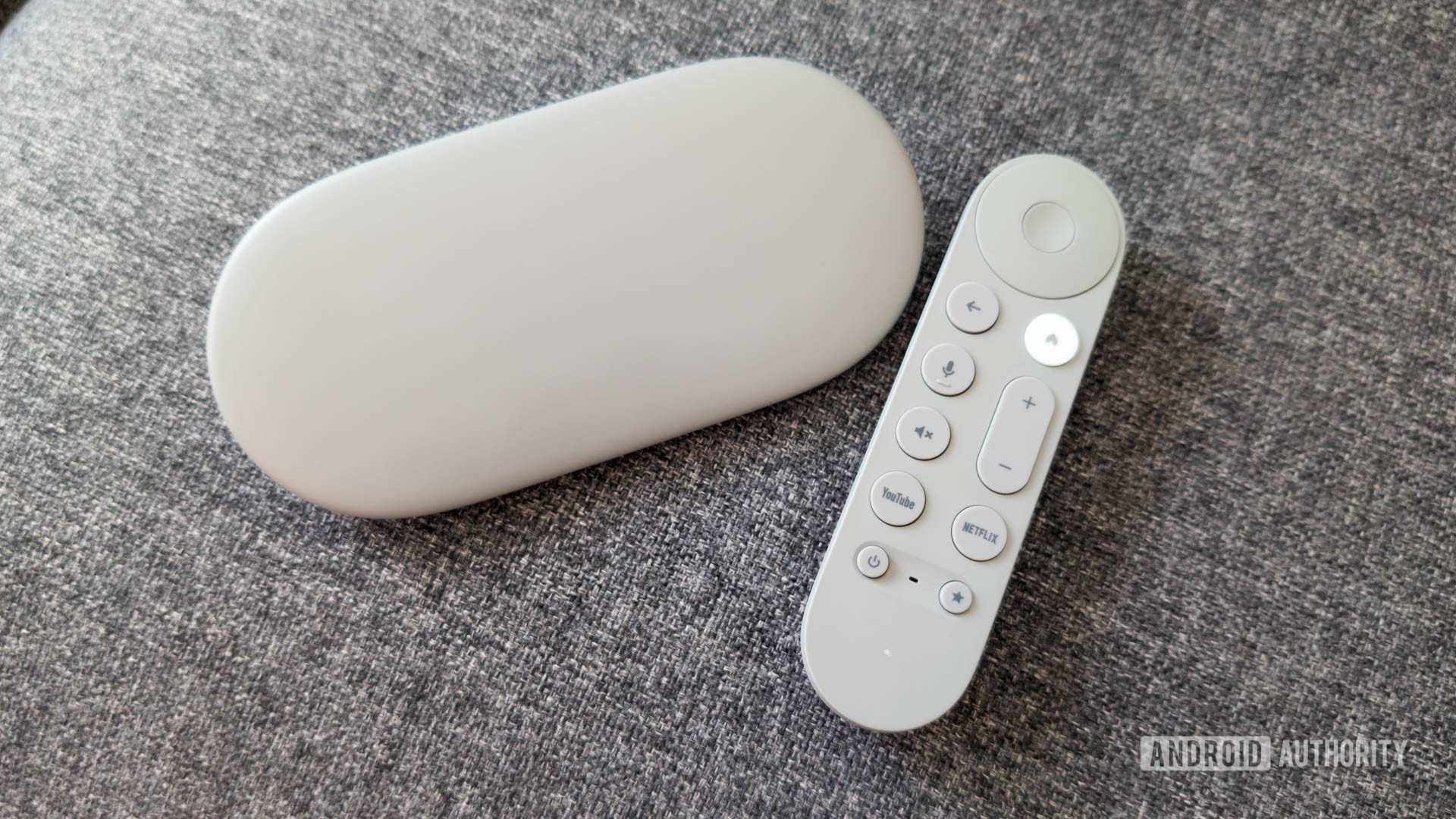 Google TV Streamer з віддаленим на дивані