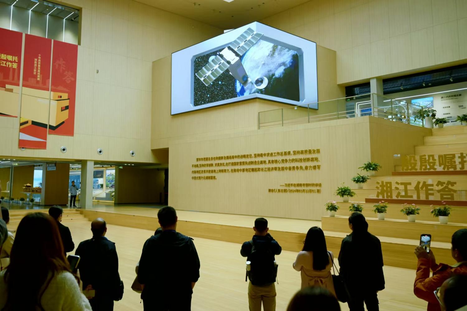 Захоплюючі презентації, що демонструють супутники Китаю