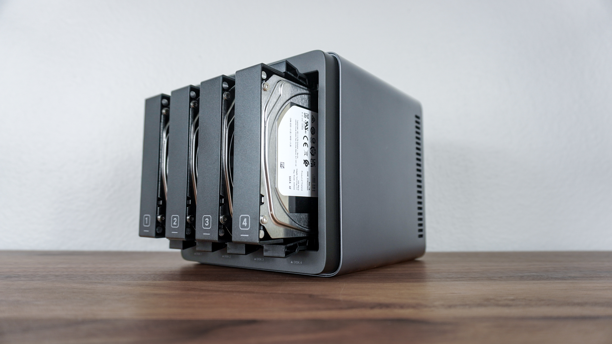 Ugreen NASync DH4300 Plus із жорсткими дисками в кожному з чотирьох відсіків