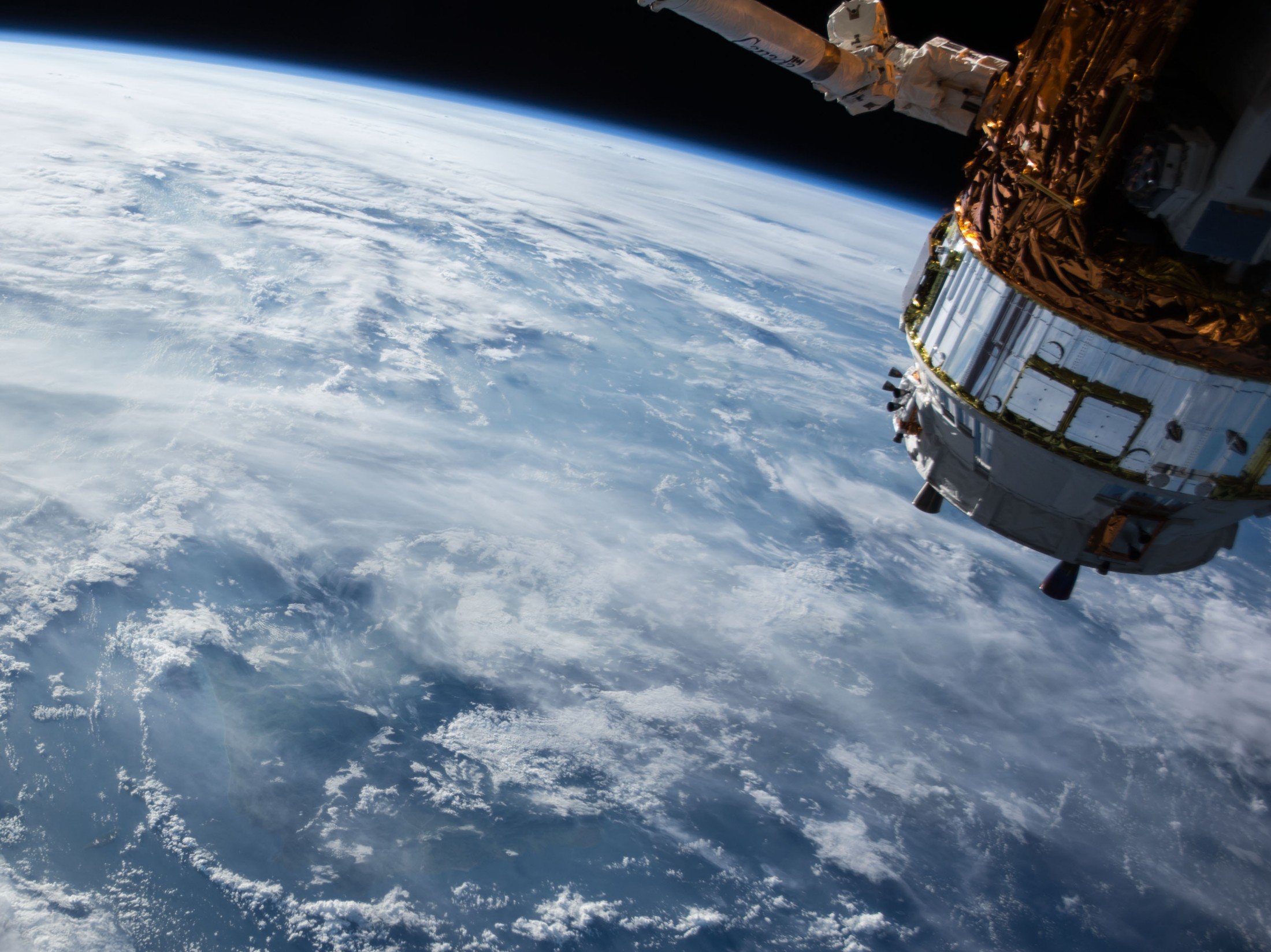 Скорочення затримки даних за допомогою супутникових периферійних обчислень