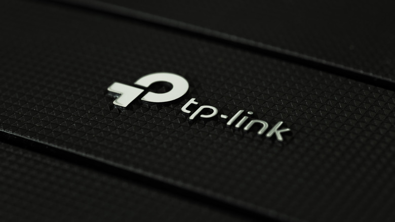 Логотип TP-Link на верхній частині бездротового маршрутизатора.