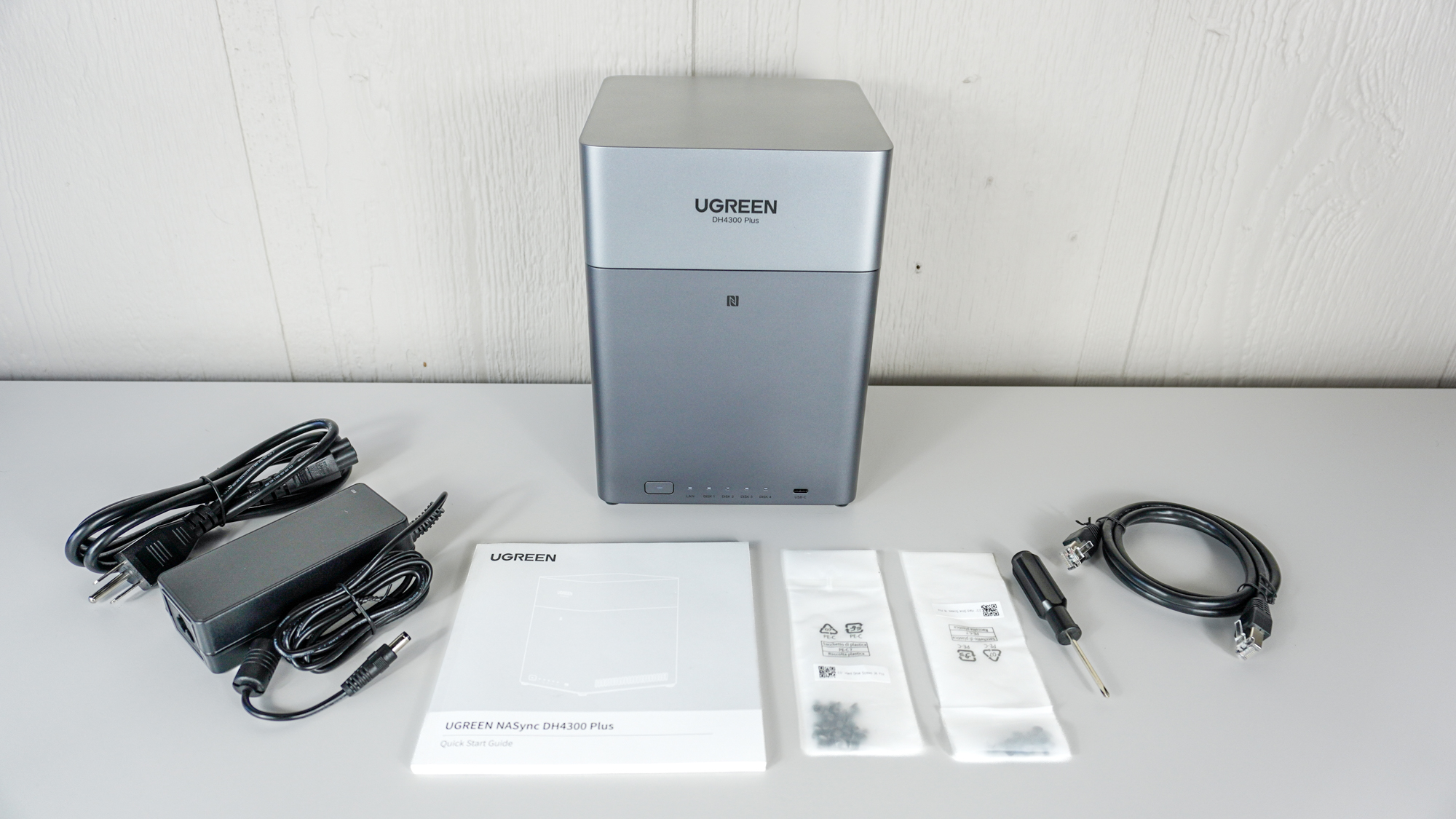 Ugreen NASync DH4300 Plus розпакований на столі