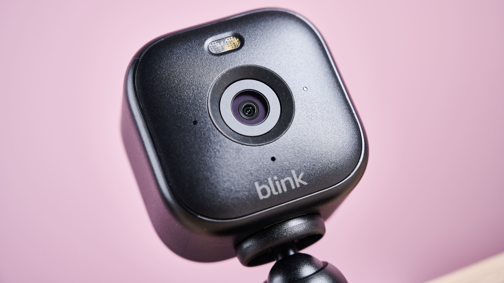 Збільшене зображення передньої частини Blink Mini 2, на якому показано камеру та прожектор.